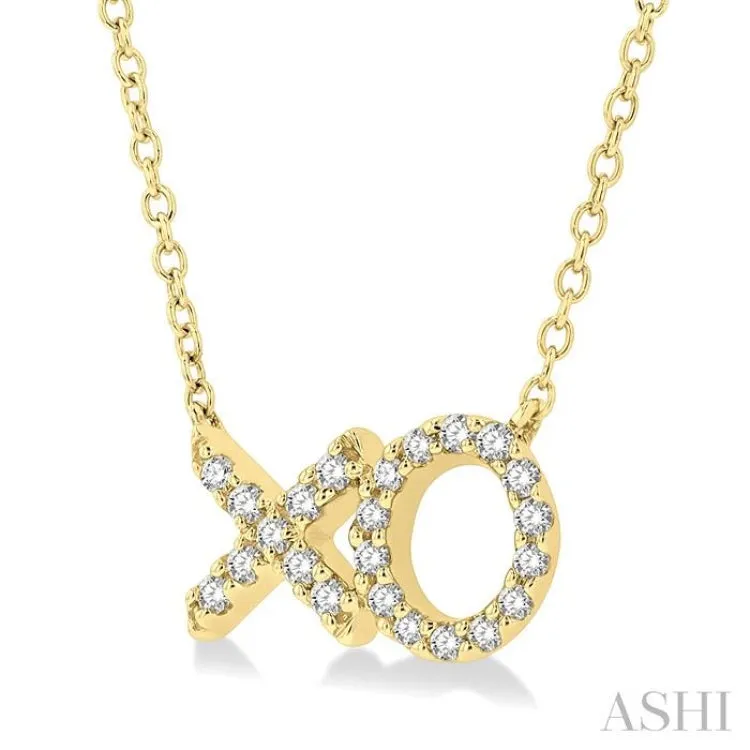 1/6 Ctw 'XO' Hugs and Kisses Round Cut Diamond Petite Fashion Pendant With Chain in 10K Yellow Gold