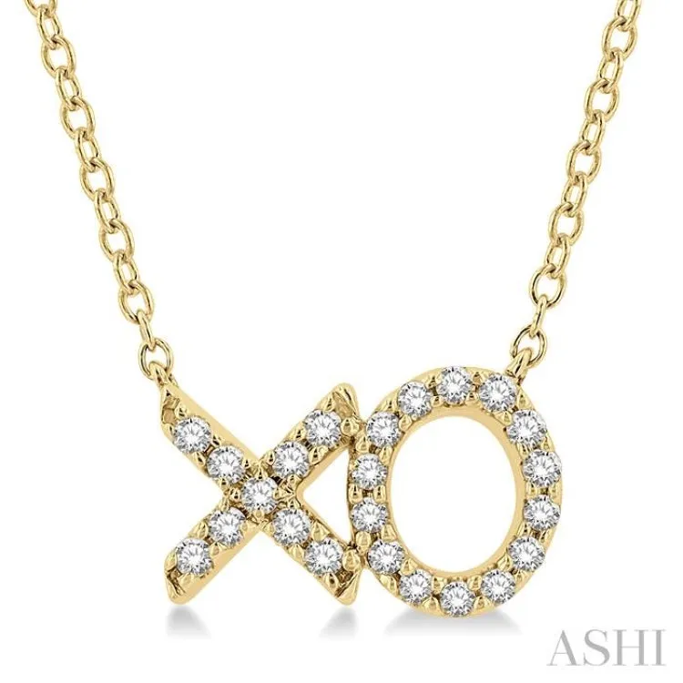 1/6 Ctw 'XO' Hugs and Kisses Round Cut Diamond Petite Fashion Pendant With Chain in 10K Yellow Gold