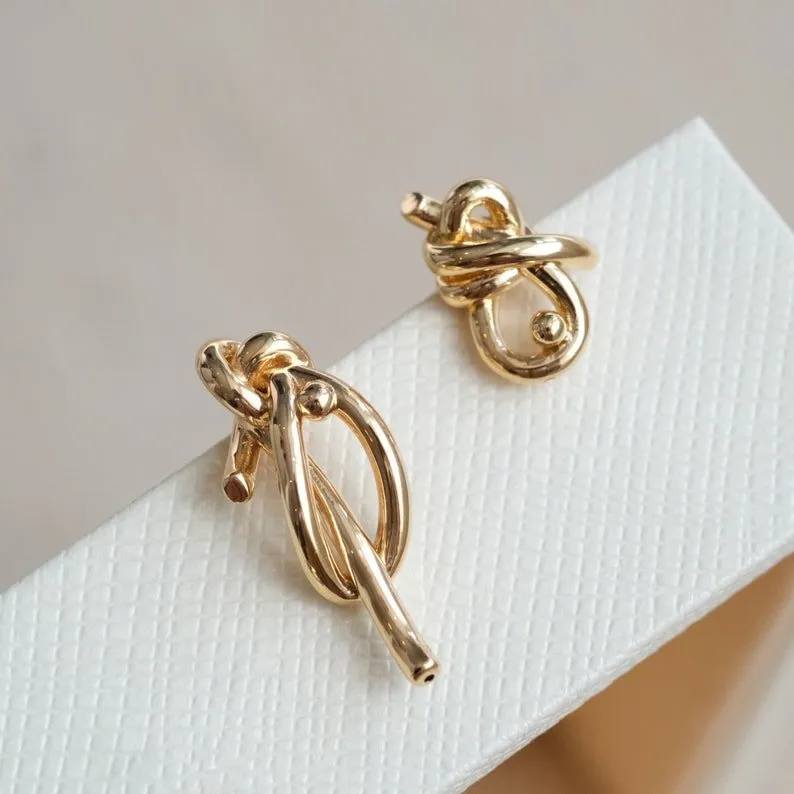 18k Yellow Gold Simple Knot Earrings