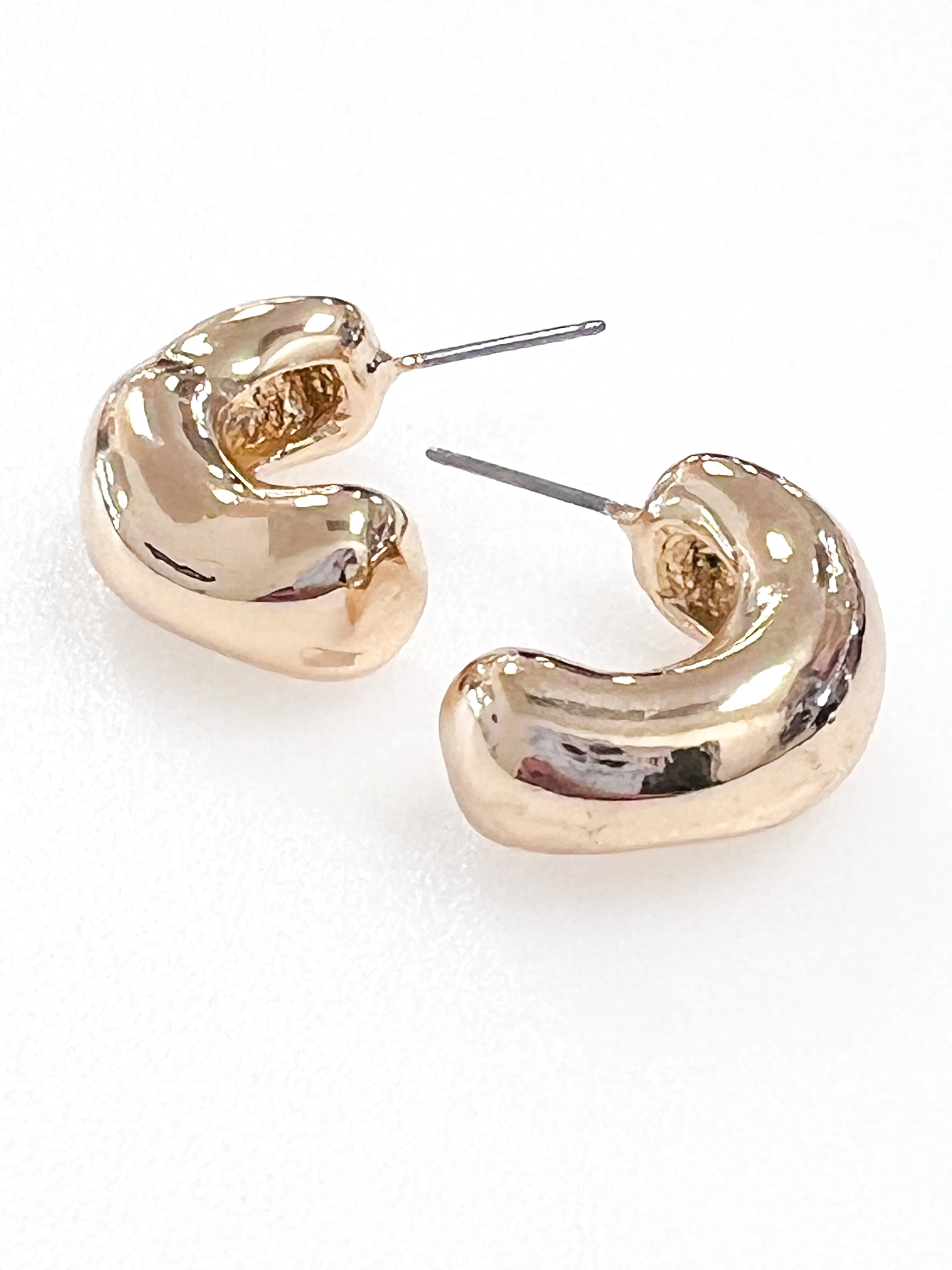 Lillian - Wavy Hoop Earrings (Gold)