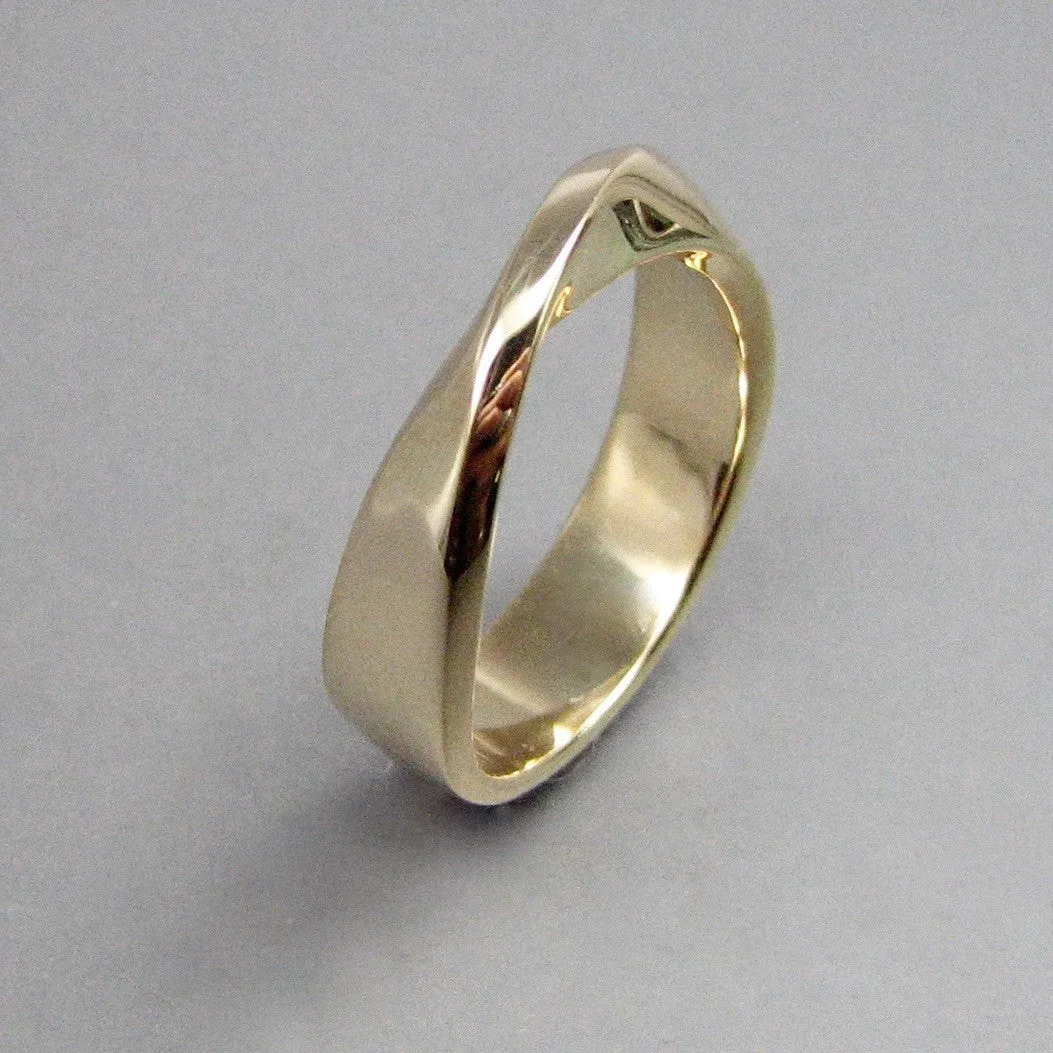 Möbius Ring