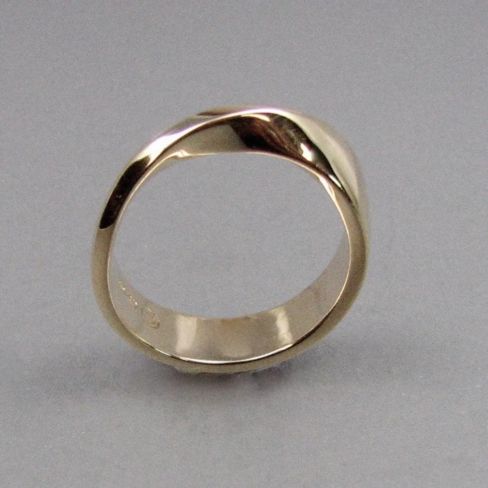 Möbius Ring